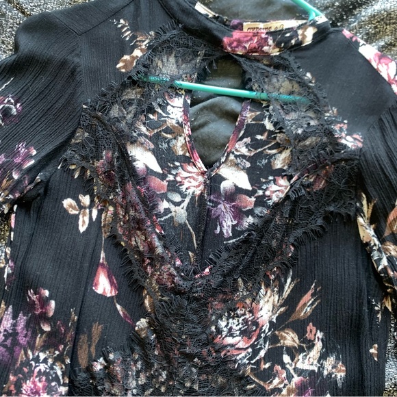 Floral lace trimmed cut out fit and flare top - Picture 2 of 4